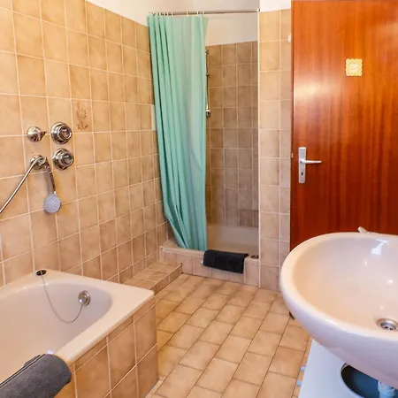 Bookandstay24 3 Zimmerferienwohnung Mit Balkon, Kueche Und Parkplatz *